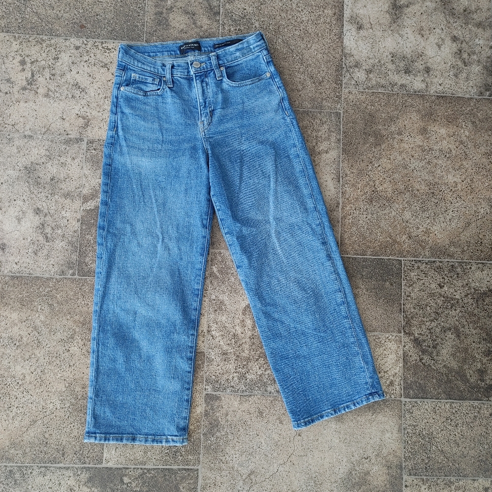 Banana Republic High-rise wide leg cropped Jeans, Size 2, Medium Wash - Blue